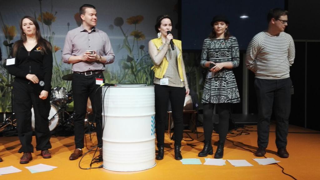 HiluKemppi's tweet photo. #studiapaneeli meiningit katossa, paneelissa poliittiset nuoret @Keskustanuoret @Demarinuoret @LeftYouthFIN @Kokoomusnuoret #nuortenvuoro https://t.co/ZzMooRtaAf
