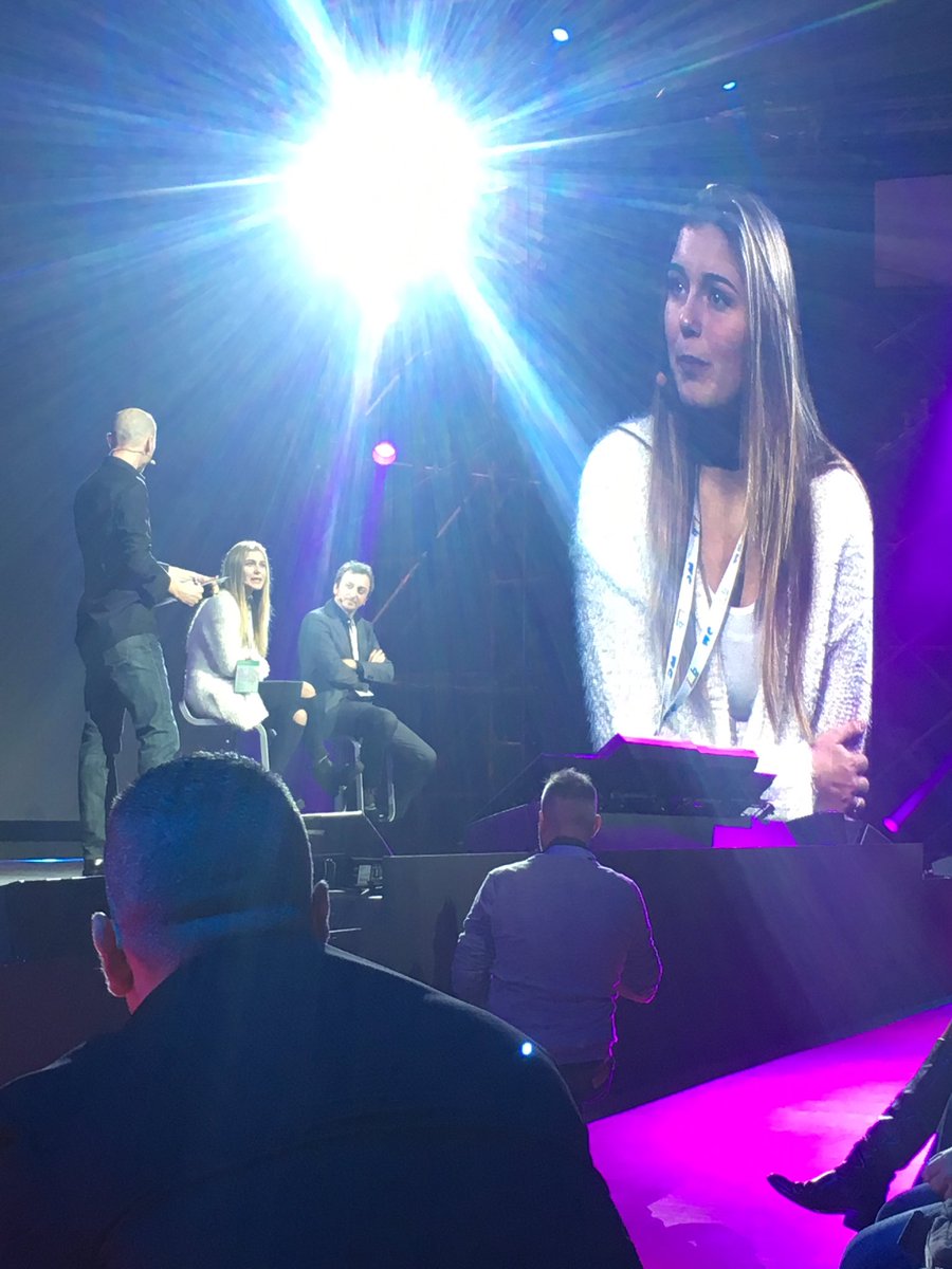 Fidanto's tweet photo. #IABForum2016 ...saperlo che bastava riprendersi mentre si parla da sole... #sonoanni #miliondollarbaby #sofiaviscardi https://t.co/3JGmGvfc2j