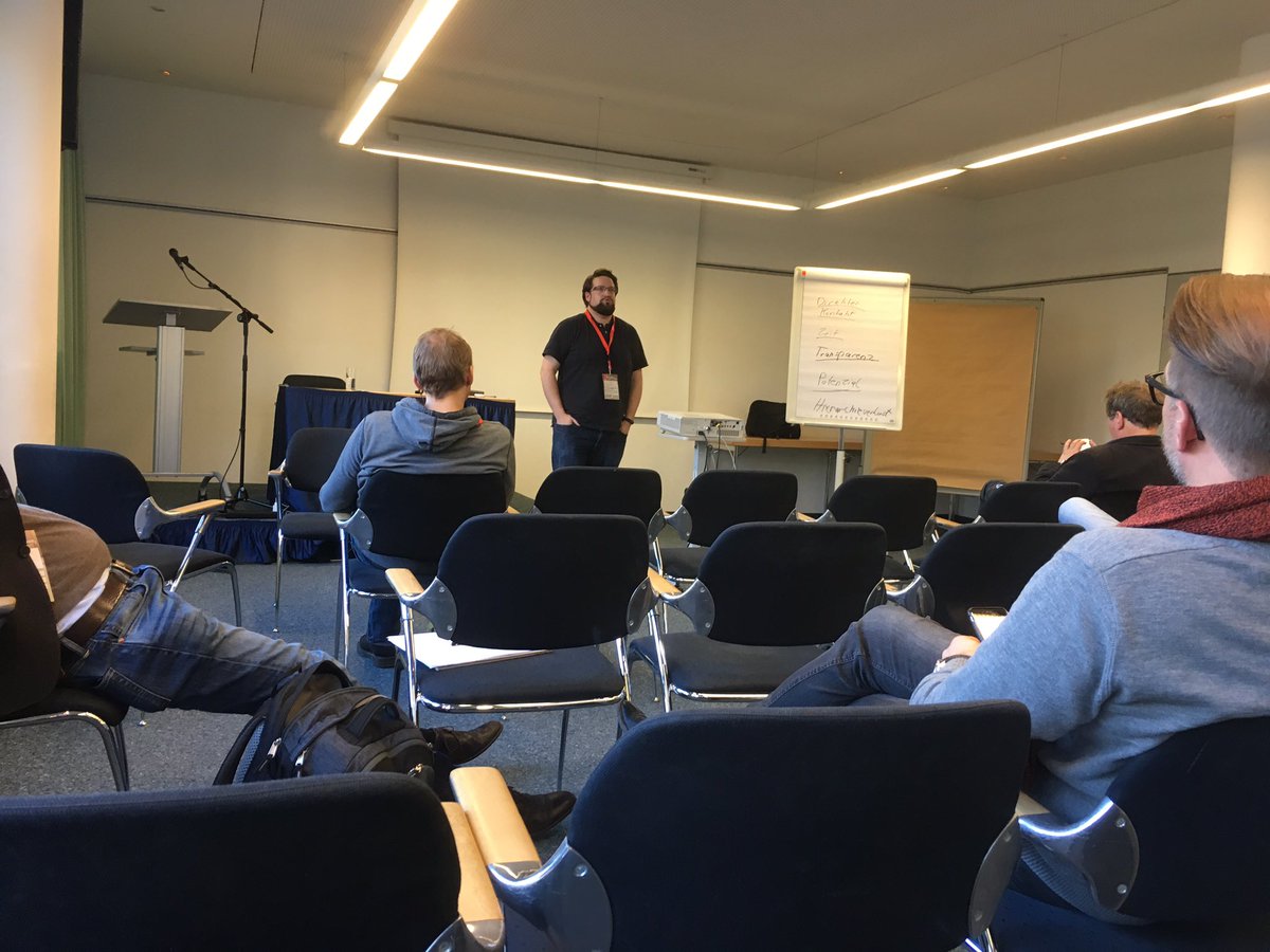 sozialaudio's tweet photo. #Sozialcamp Aspekte die in #digitaler #Kommunikation eine Rolle spielen #DirekterKontakt #Zeit #Transparenz #Potenzial #Hierarchieverlust https://t.co/7SRu5mE6OU