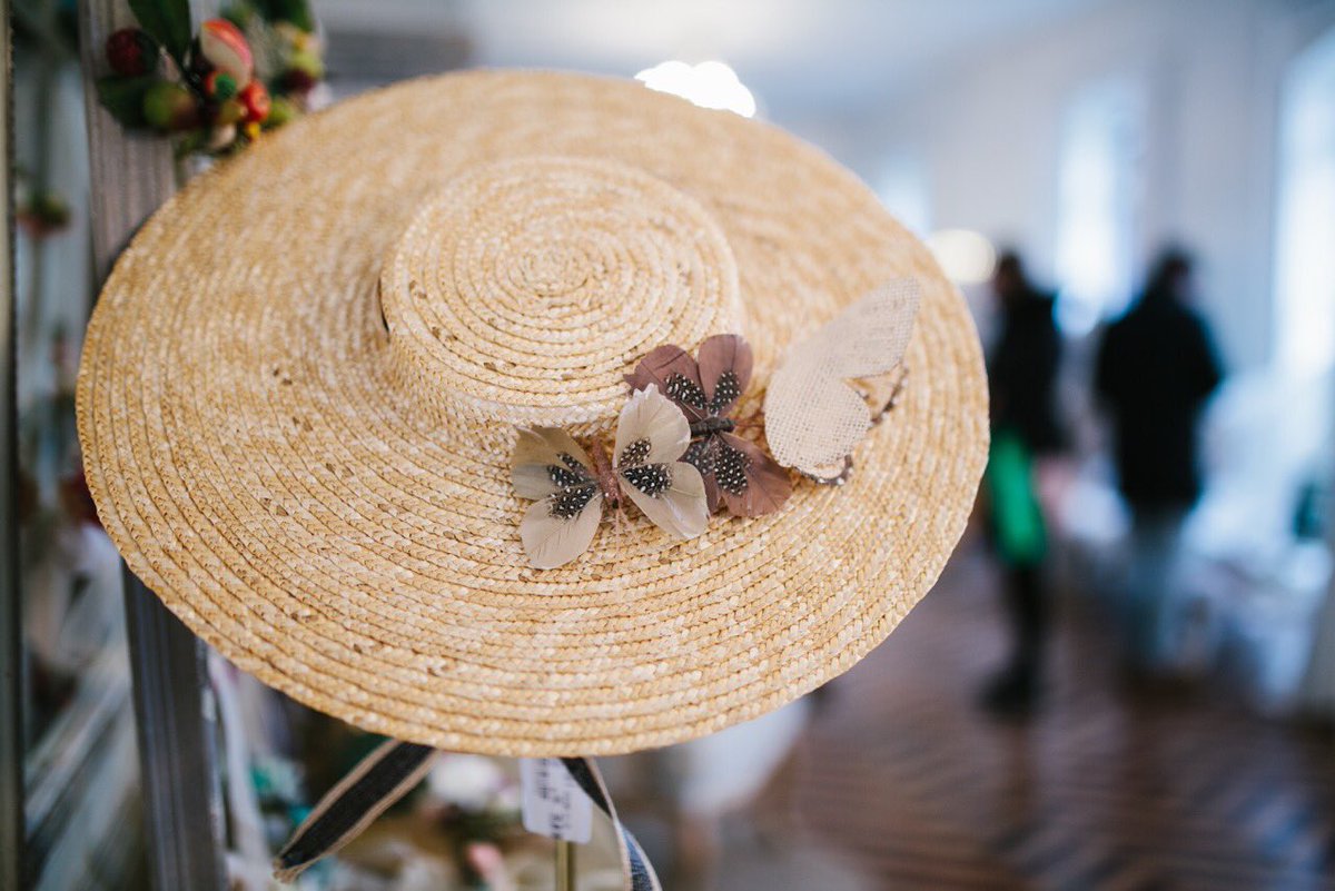Para completar tu look de boda, ya seas novia o invitada, en #loveandwinterferia contamos con los tocados artesanal de Bibiana La Lia.