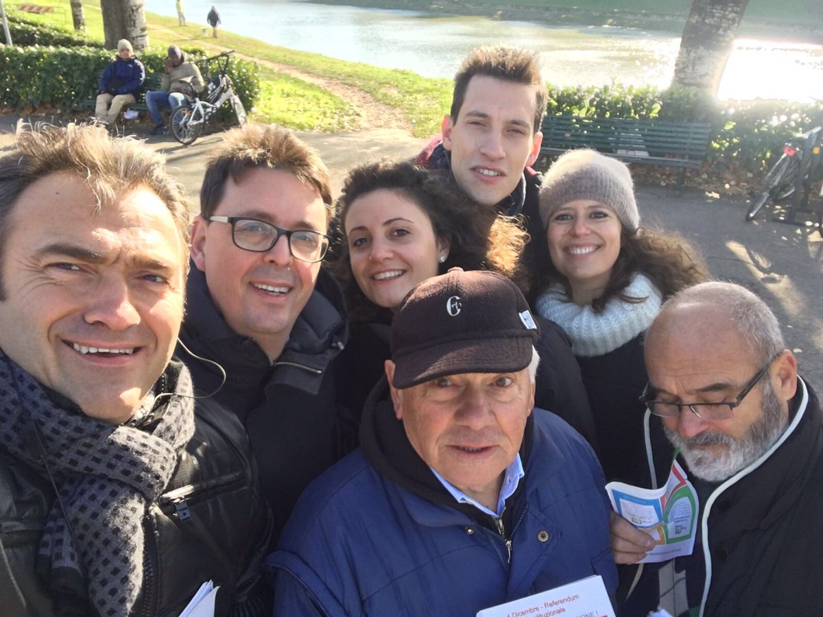 A #Firenze, volantinaggio al mercato delle #Cascine con <a href="/caterinabiti/">caterina biti</a>, Massimiliano Piccioli segr. <a href="/PdFirenze/">Pd Firenze</a> e gli amici di #bastaunSi