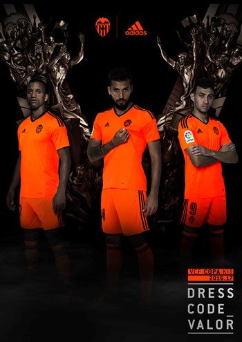 CD_ValenciaCF's tweet photo. El #Valencia estrena hoy ante el @Leganes_CD la #VCFcopakit, la camiseta naranja fluorescente que lucirá en la #CopaDelRey. https://t.co/HnbvgB4Slk