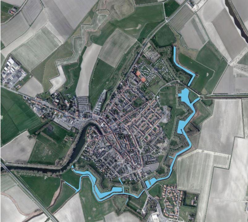 waterschap's tweet photo. Vanaf deze week starten we samen @gemsluis met baggeren bij de buitenwallen van #Sluis https://t.co/nFyCwQUv92 https://t.co/YhSf3c9oKX