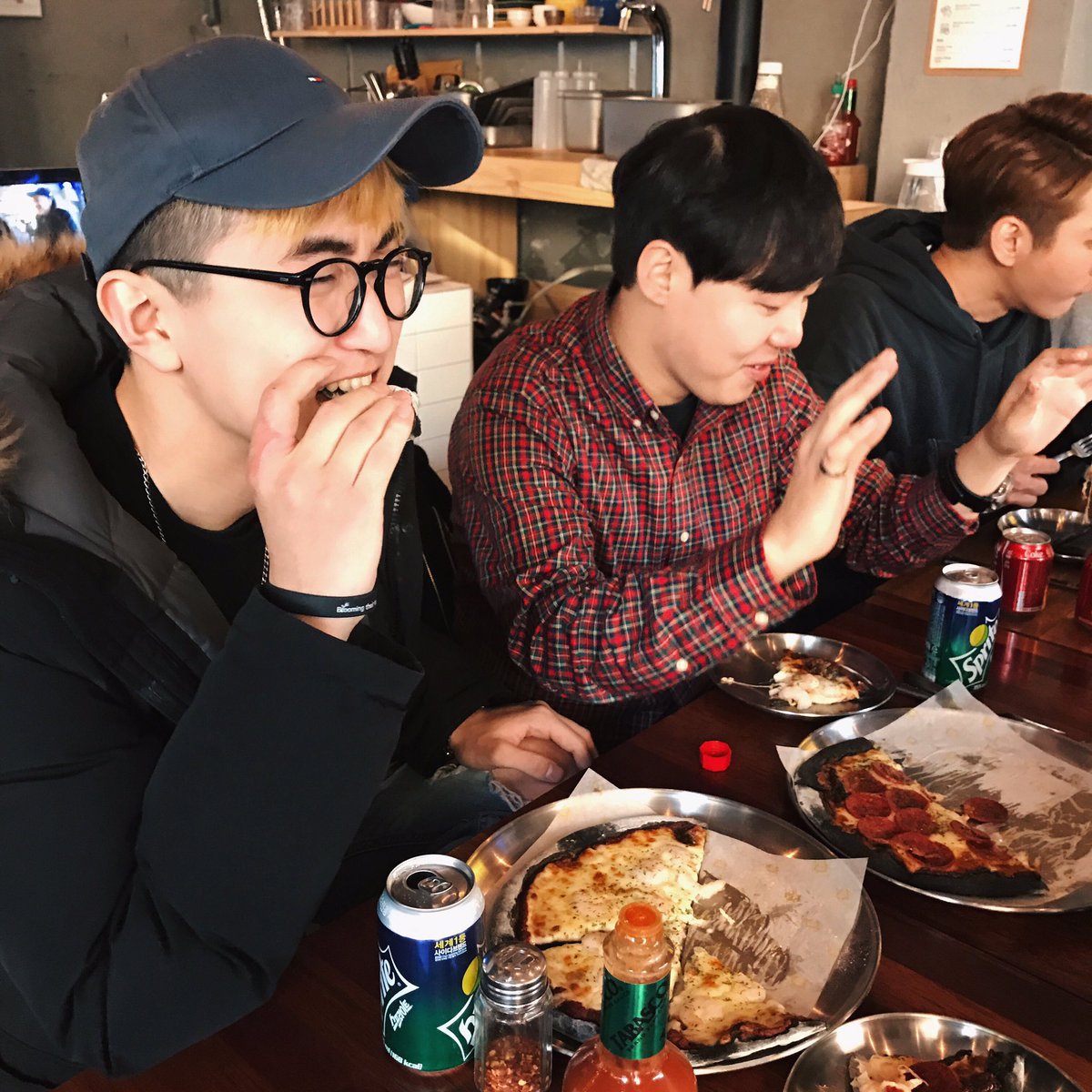 sliceofthe_moon's tweet photo. #올티 #ollti @olltii #sliceofthemoon https://t.co/hidrCXyiph