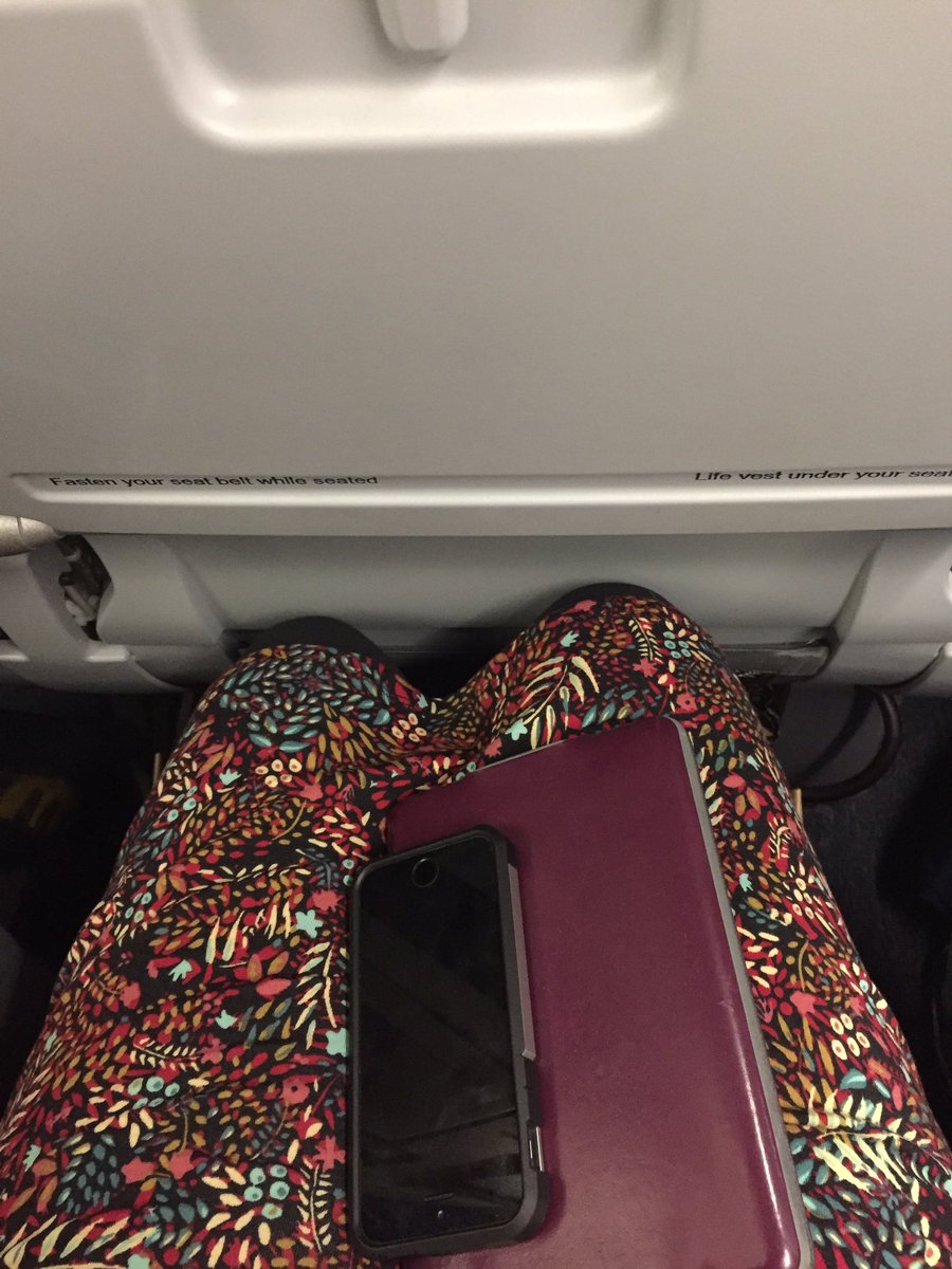 BigRSayers's tweet image. This work week is brought to you by @united legroom! 🙄Not even like this was a cheap ticket--spending $1K to get to SFO and back.