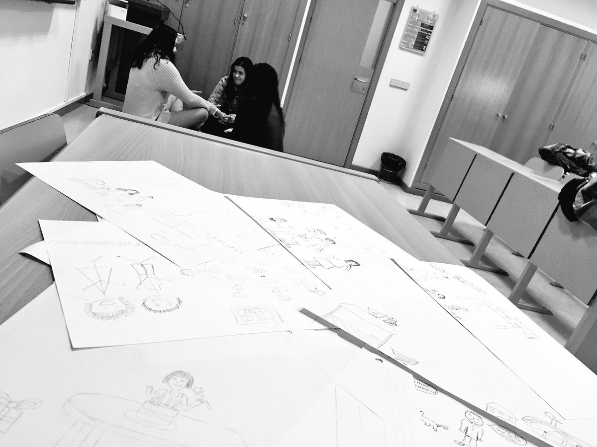 ProfMT_UCLM's tweet photo. Primeros #FelicesRecuerdos y entrevista en positivo. Afectividad y súper #MaestrasDeInfantil en @FAC_EDU_CU_UCLM https://t.co/ErweEtUToG