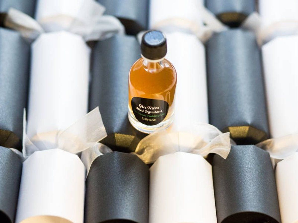Christmas just got boozier thanks to these gin-filled Christmas crackers buff.ly/2fM81rF <a href="/GinTales/">Gin Tales</a>