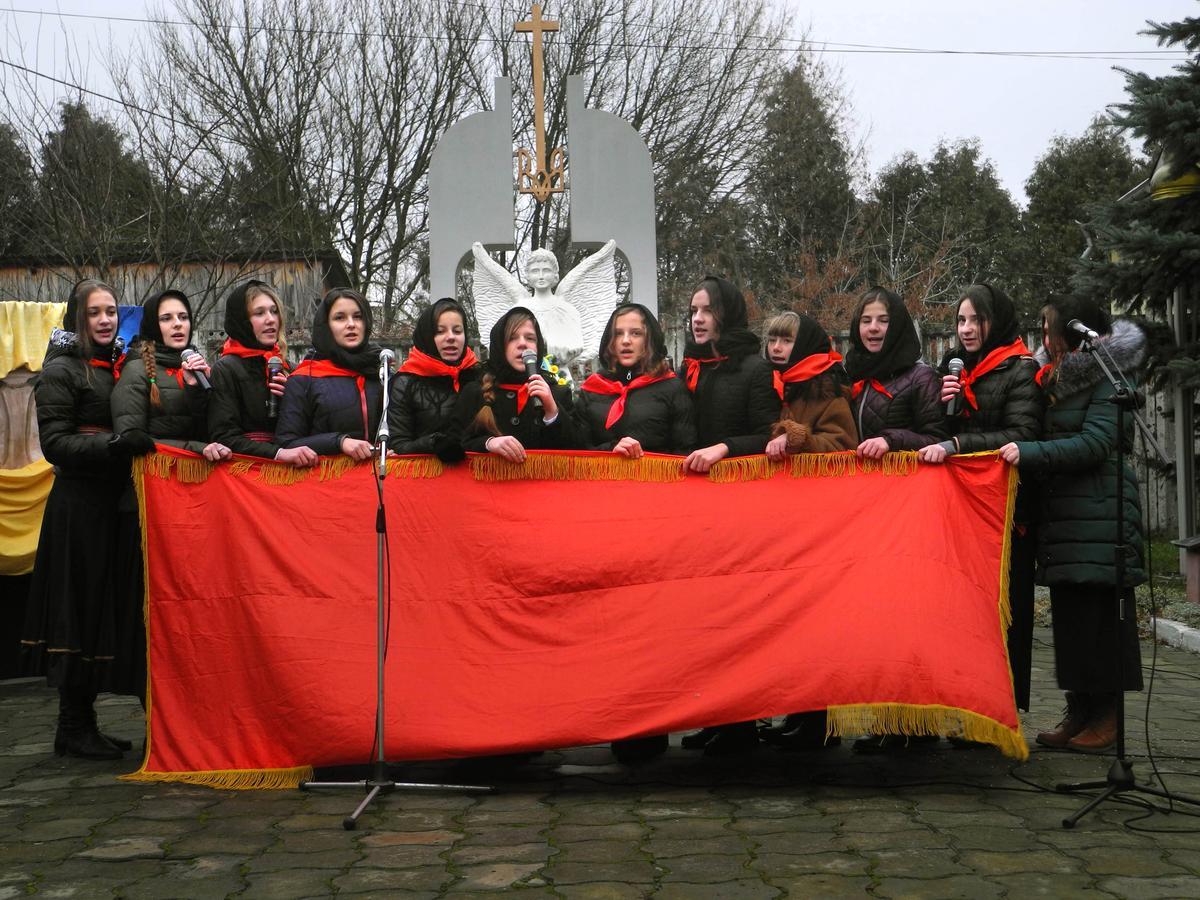 У п’ятницю, 25 листопада, ходорівці вшанували пам’ять жертв голодоморів 1921-1923, 1932-1933 і 1946-1947 років. 

khodoriv.info/news/vshanuvan…