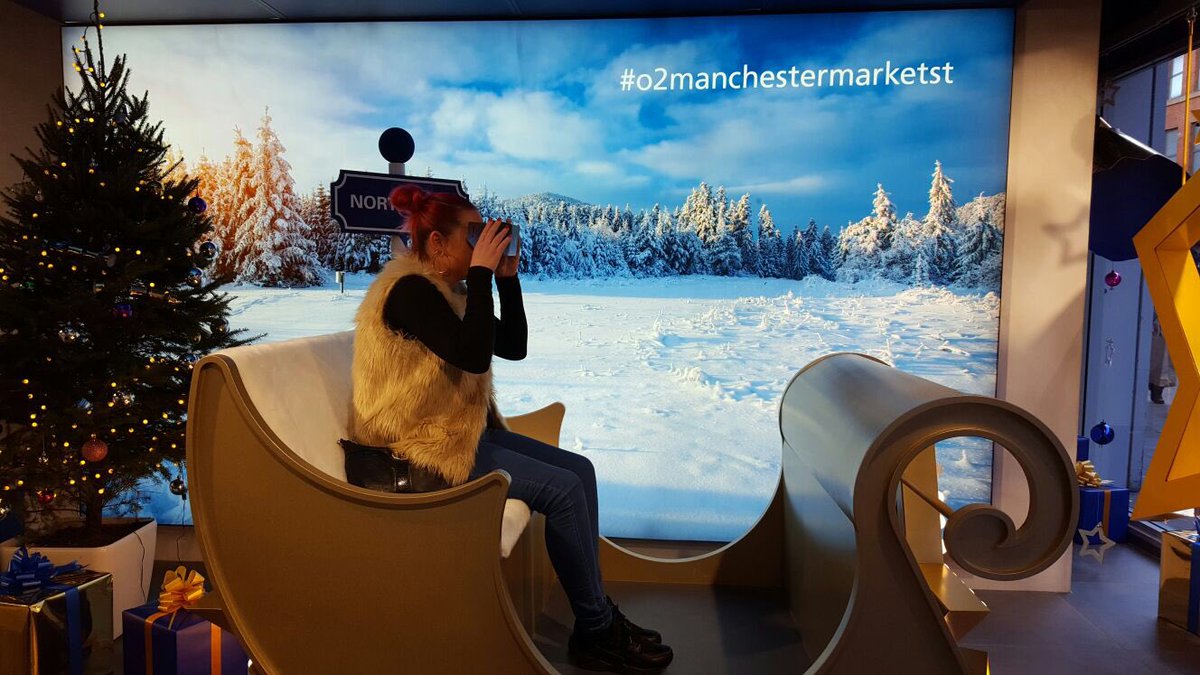 Guru_Lisa_A's tweet image. Leanne loving the #cardboardVR experience #o2manchestermarketst