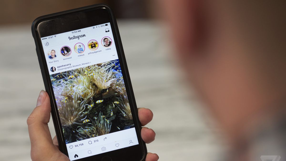 verge's tweet photo. Instagram will notify users if you take a screenshot from their stories https://t.co/lwv1jMmFDt https://t.co/Wq2njQClh0