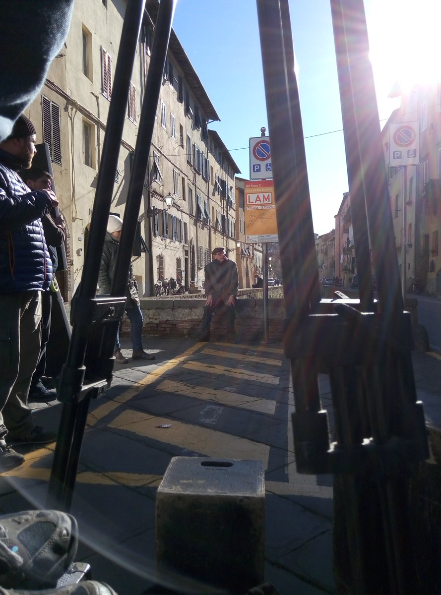 luccacinema's tweet photo. Il Signor Nicola si riposa in Via dei Fossi #FarEastLucca https://t.co/WTLJsd0Ltd