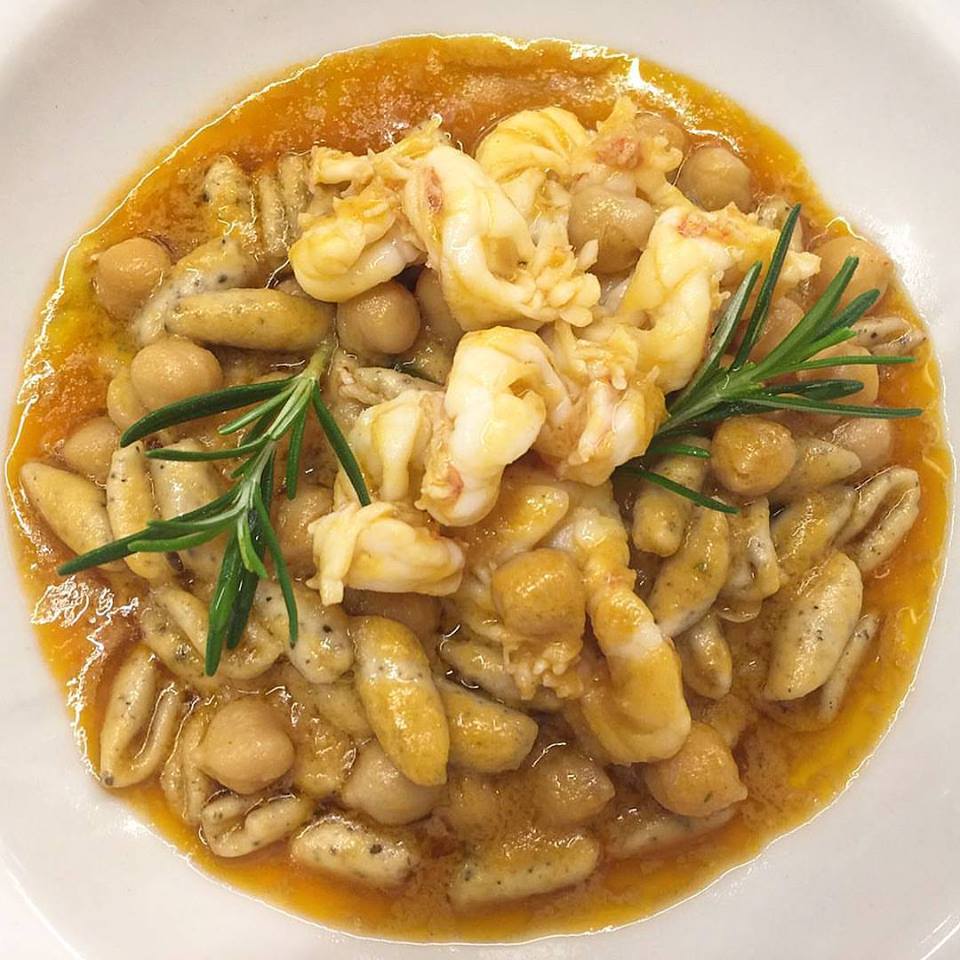 Cavatelli con gamberi e ceci al rosmarino, profumo di tradizione.
#pescariaofficial #nicetofishyou #weareinpuglia