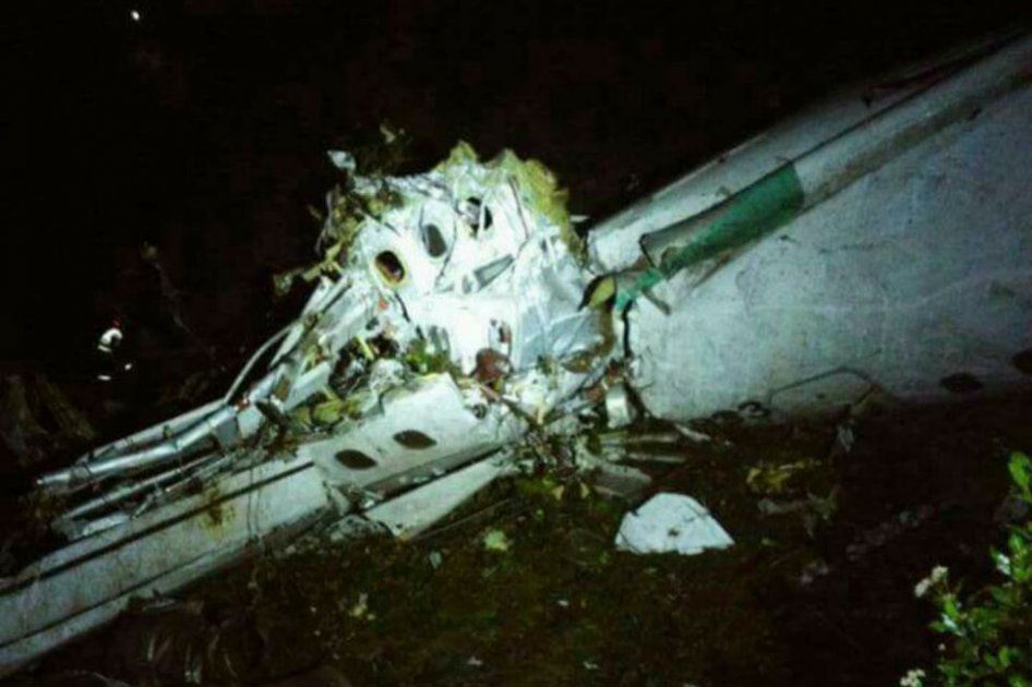 NicoKontreras's tweet photo. Hasta el momento se confirma el rescate de cinco personas con vida del avión del #Chapecoe… https://t.co/yOlGU7LWid https://t.co/HH0uwpJVoP