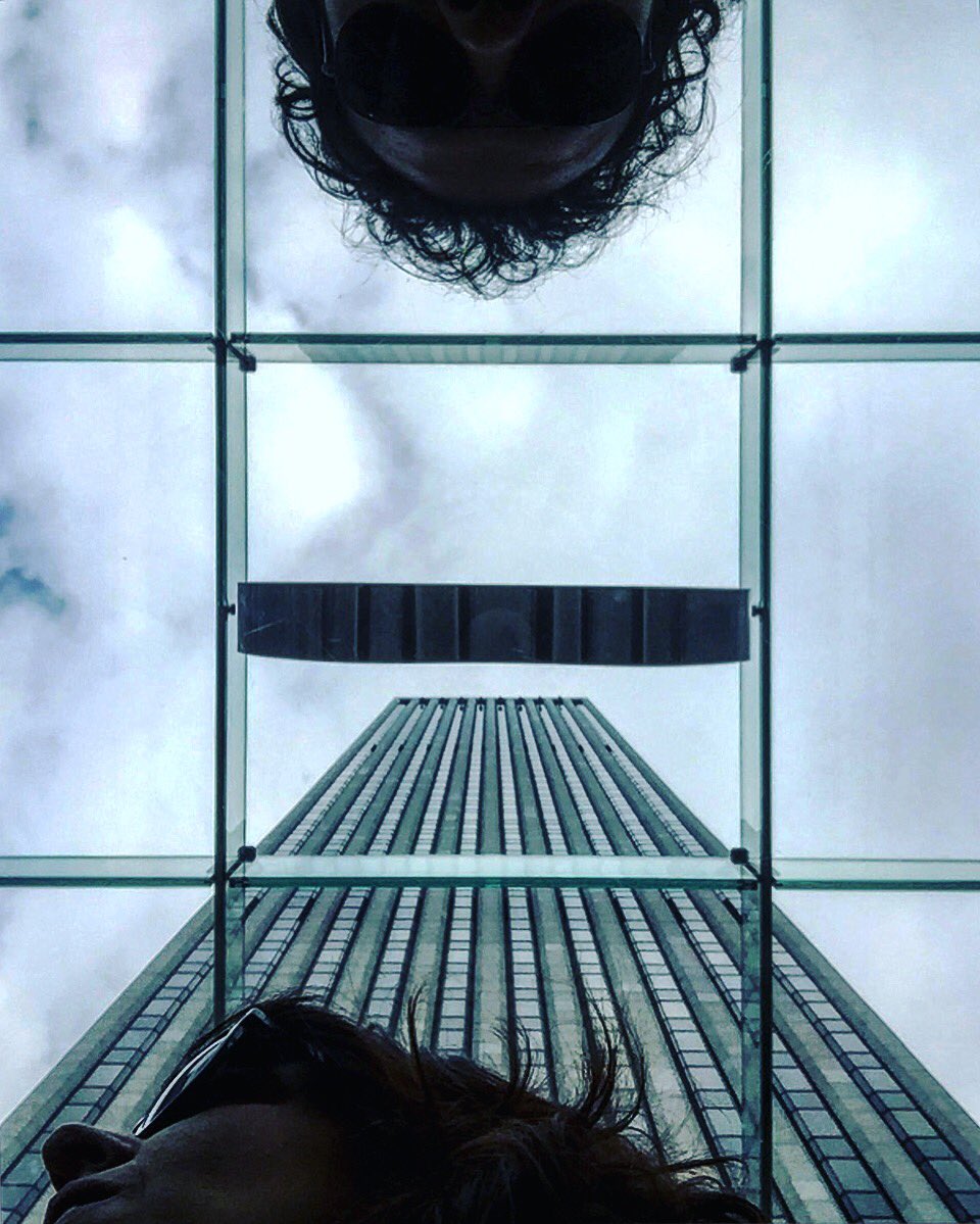 Searacer18's tweet photo. #AppleStore #NYC https://t.co/ATiYi38iQq