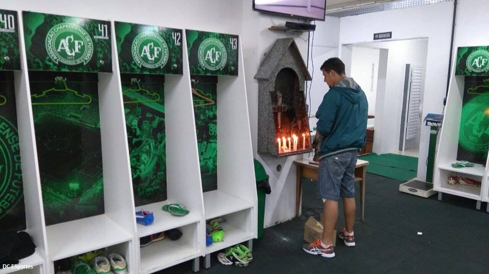 TelefuturoInfo's tweet photo. Imágenes desgarradoras de jugadores e hinchas que llegaron hasta el vestuario del Club Chapecoense tras enterarse del siniestro #Telefuturo https://t.co/ZjTHX3ke68