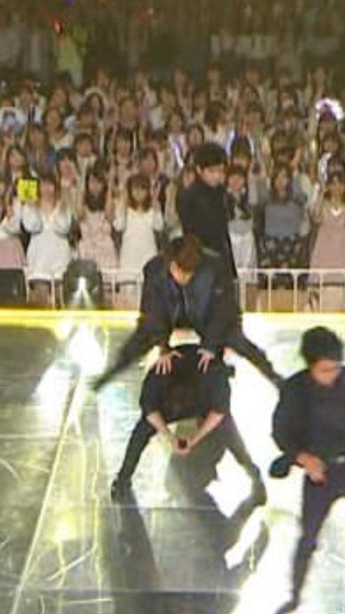 R_askp125's tweet photo. 翔くんが飛びやすい高さにしてるのも
相葉くんが背中にマイクがつかないように片手は2本で飛んでるのも
二宮くんが見守ってるのも

すべて萌えるこの1枚

櫻葉あああああああああああああああそして葉担トップううううううううううう https://t.co/aYiljbKgPh