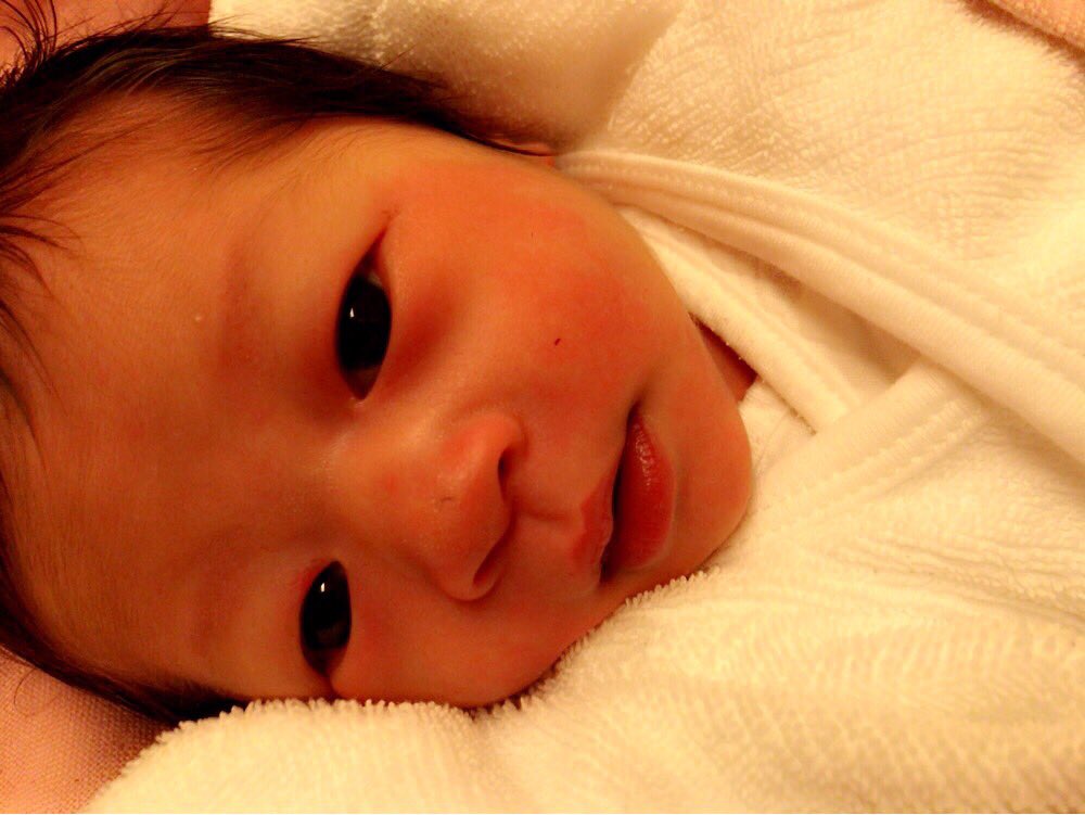 24s07's tweet photo. 報告が遅れましたが、無事元気いっぱいの赤ちゃんが産まれてきました😭😭
4時4分 菊地 陽菜(ひいな) ちょー安産で元気なひきなが誕生しました👶
これからほんとに大変な毎日が待ってると思いますが、みのりと2人で支えあってひいなを可愛がっていきたいと思います！！ https://t.co/5i3wPSboG4