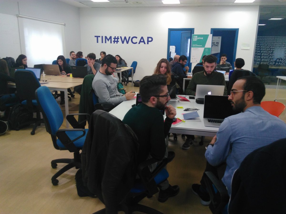 #thecreativedot con <a href="/italosan/">italosan</a> a @timwcap Catania per la prima giornata di workshop #UI #UX!