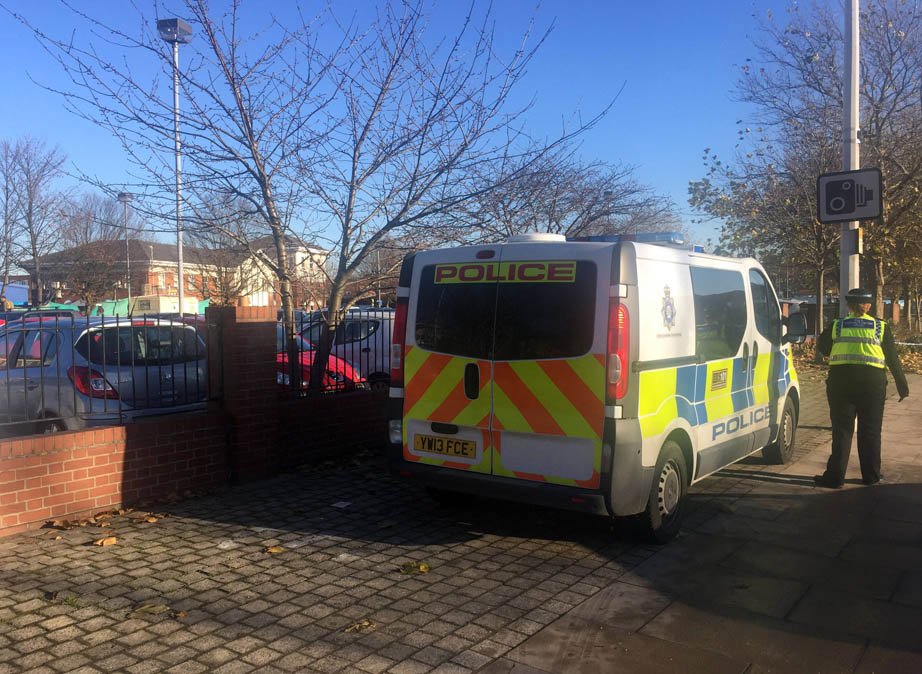 Daily_Express's tweet photo. Man with AXE on rampage attacking cars in Hull shot TWICE  by police as city put on lockdown https://t.co/HMkkm76Jd9 https://t.co/T64r1ajMxh