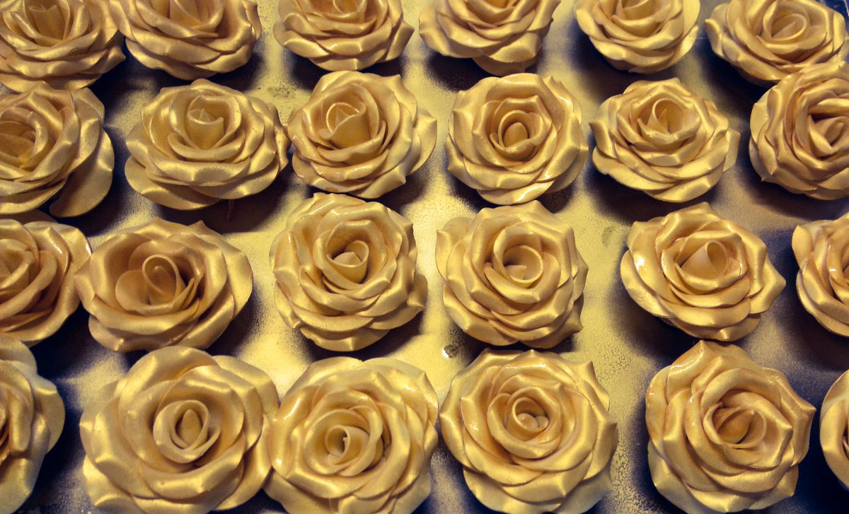 hugoschugosc's tweet photo. All in White chocolate! #golden #roses #white #chocolate #Belgium #Italian #French #cake #London #love https://t.co/y7xBqS0OOy