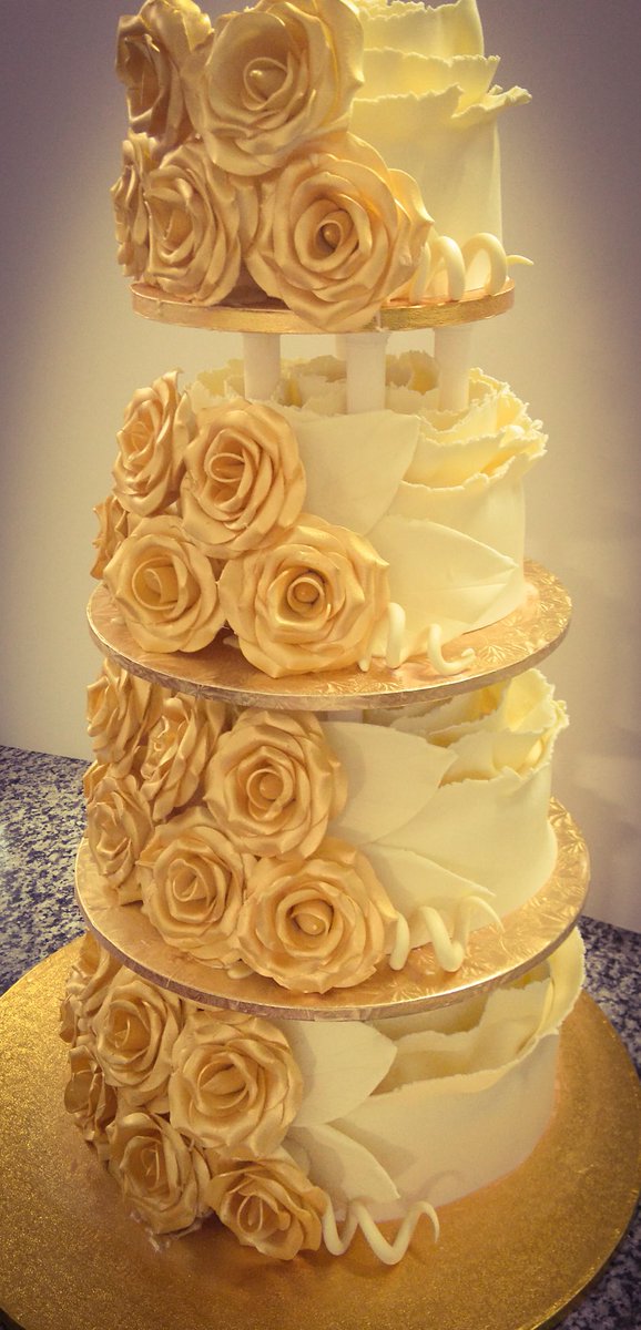 hugoschugosc's tweet photo. All in White chocolate! #golden #roses #white #chocolate #Belgium #Italian #French #cake #London #love https://t.co/y7xBqS0OOy