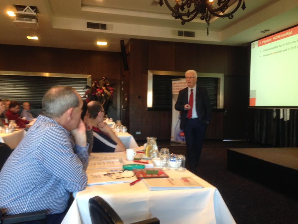 Salarisprofs's tweet photo. We zijn begonnen met ons Seminar Belastingplan 2017! Een zaal vol leergierige salarisadministrateurs en Han Bakker die hun honger stilt. https://t.co/ThGmiu9zHn