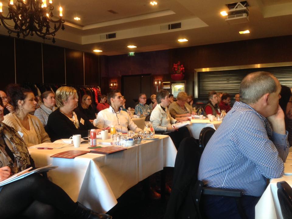 Salarisprofs's tweet photo. We zijn begonnen met ons Seminar Belastingplan 2017! Een zaal vol leergierige salarisadministrateurs en Han Bakker die hun honger stilt. https://t.co/ThGmiu9zHn