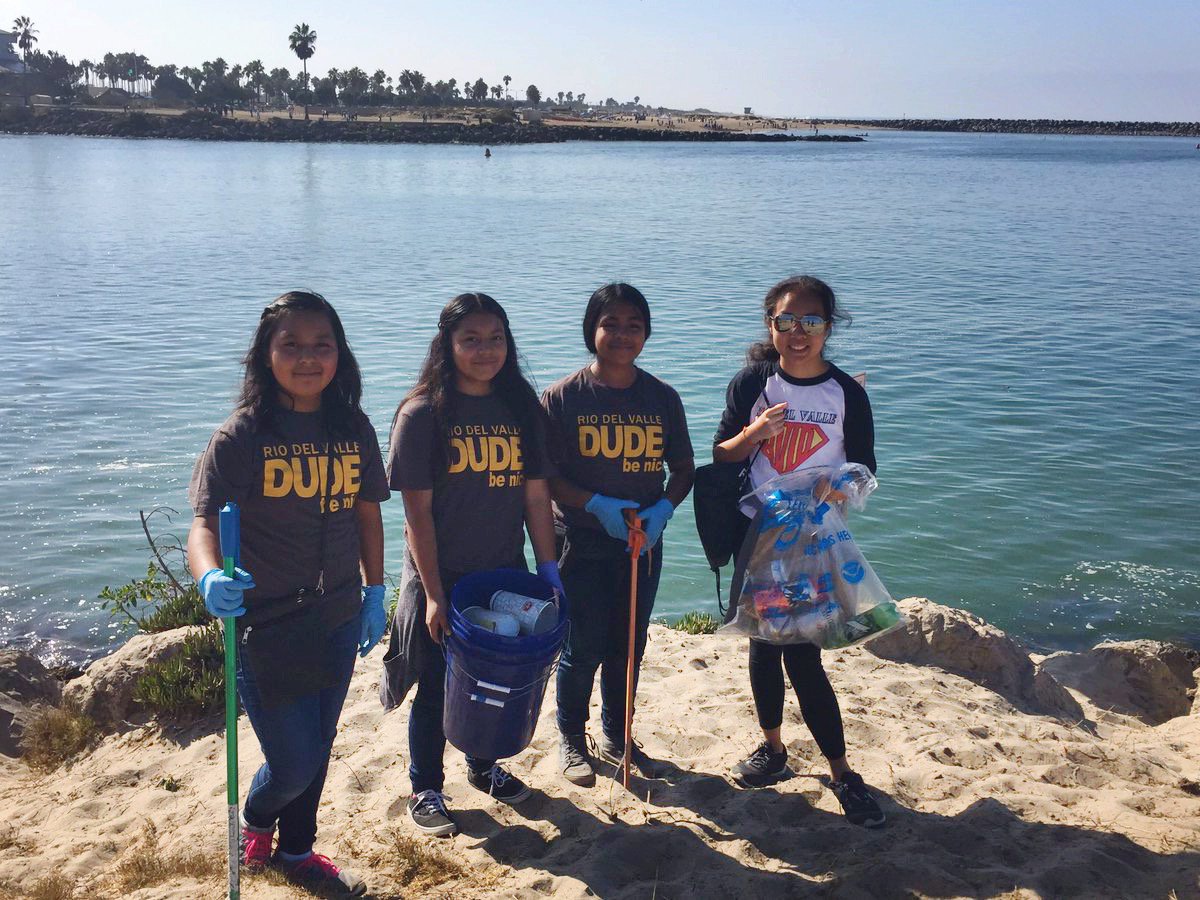dudebenice's tweet photo. What are you doing for #givingtuesday? These students #spreadnice by keeping the shores clean. https://t.co/ImYXH56tgX