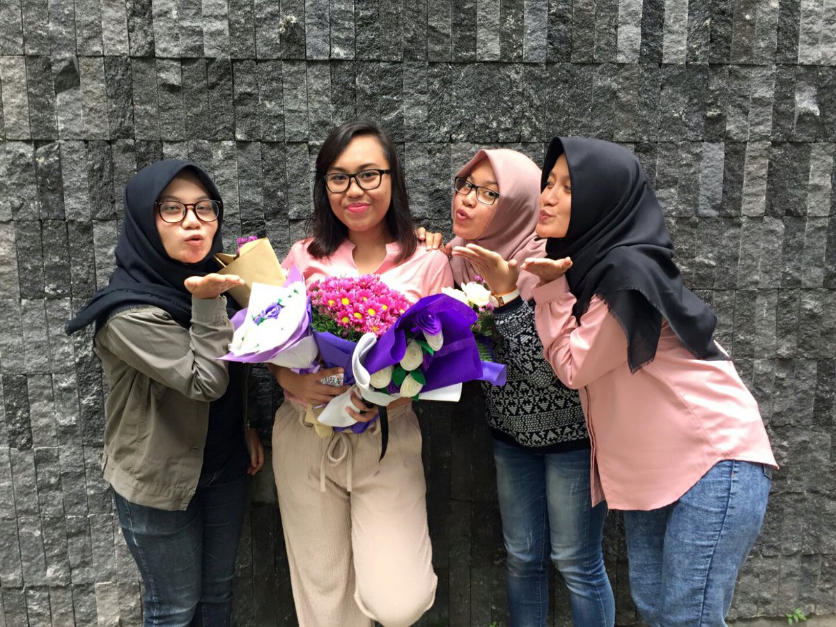 DhyanUtami's tweet photo. Semprop 25 november🎓😘🎉 https://t.co/1CVNkI1uuL