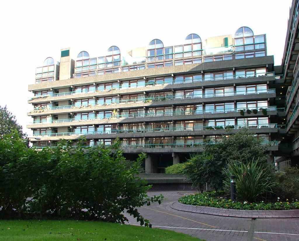 ScottCity1's tweet photo. Two flats in Breton House fresh on the market - £350pw & £325pw #barbican #london #cityproperty https://t.co/PQifrYpAb6 https://t.co/eq79wDR3xv