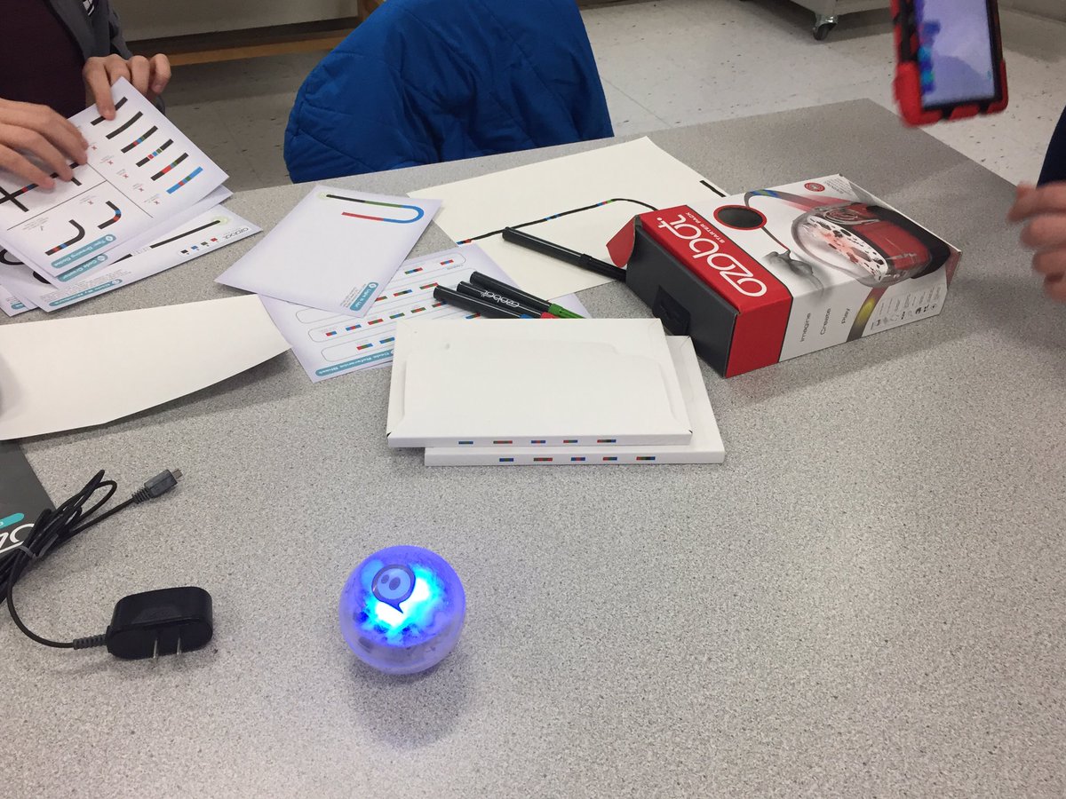 kwinsper's tweet image. Computer Club at @NortonMiddle w/@MBridgesNMS and Ss=@tinkercad @OZOBOT @Sphero @GoogleForEdu @SwiftPlayground #technps