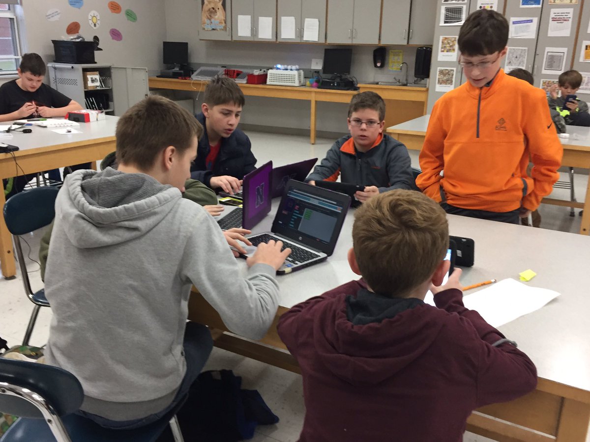 kwinsper's tweet image. Computer Club at @NortonMiddle w/@MBridgesNMS and Ss=@tinkercad @OZOBOT @Sphero @GoogleForEdu @SwiftPlayground #technps