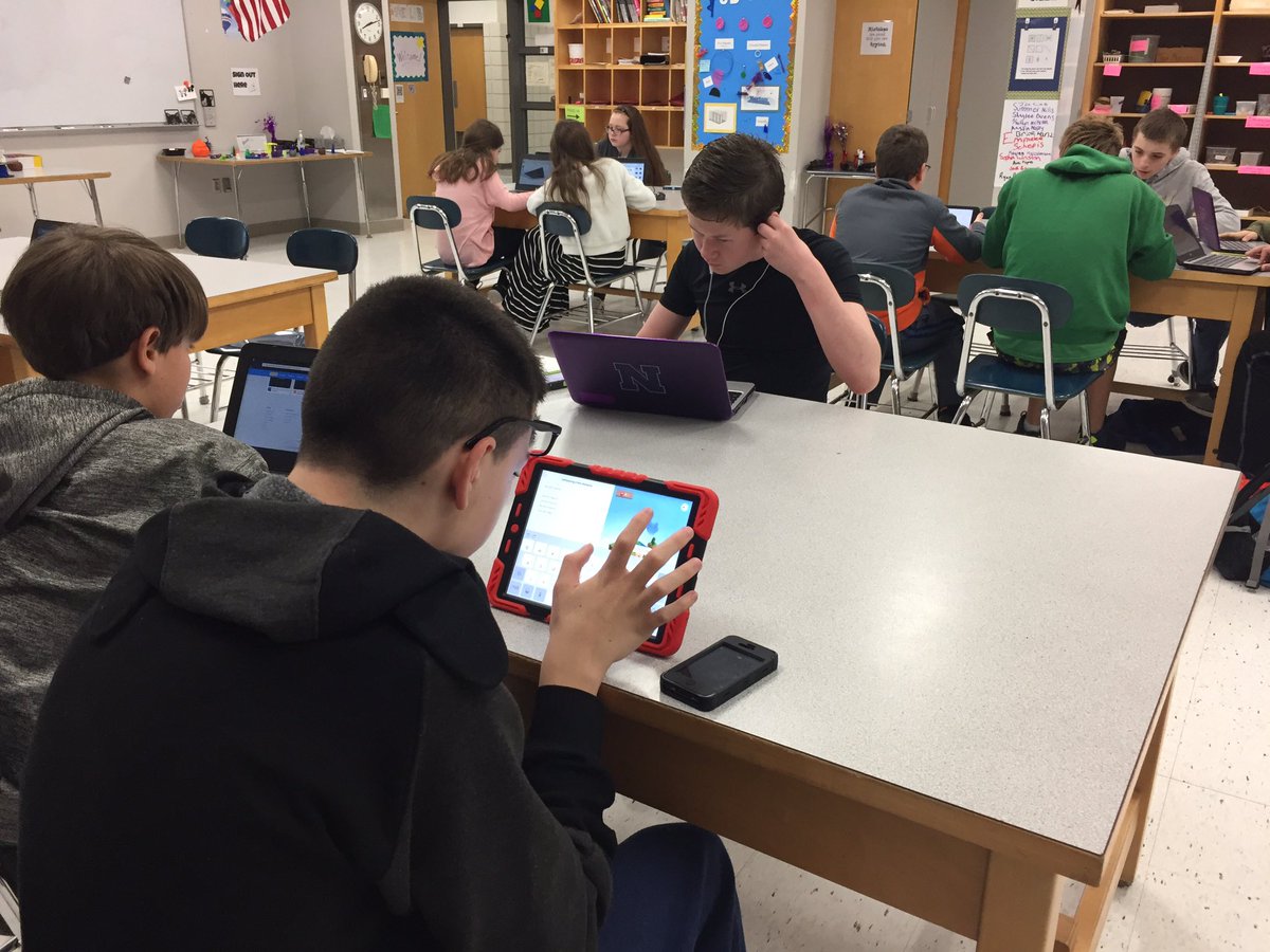 kwinsper's tweet image. Computer Club at @NortonMiddle w/@MBridgesNMS and Ss=@tinkercad @OZOBOT @Sphero @GoogleForEdu @SwiftPlayground #technps