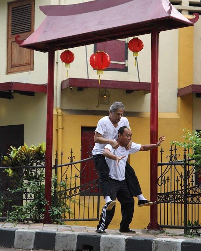 Ada-ada aja coba deh liat Bang <a href="/azisOVJ/">Azis Gagap</a> dikerjain sama Om <a href="/OomPaku/">TPakusadewo</a> Kehadirannya selalu membawa keceriaan... #filmTLBarongsai