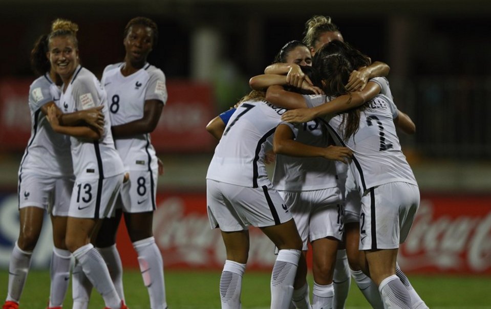 coeursdefoot's tweet image. La première buteuse du match, @ClaraMto qui laisse exprimer ses émotions après avoir délivré les Bleuettes ! #CDMU20