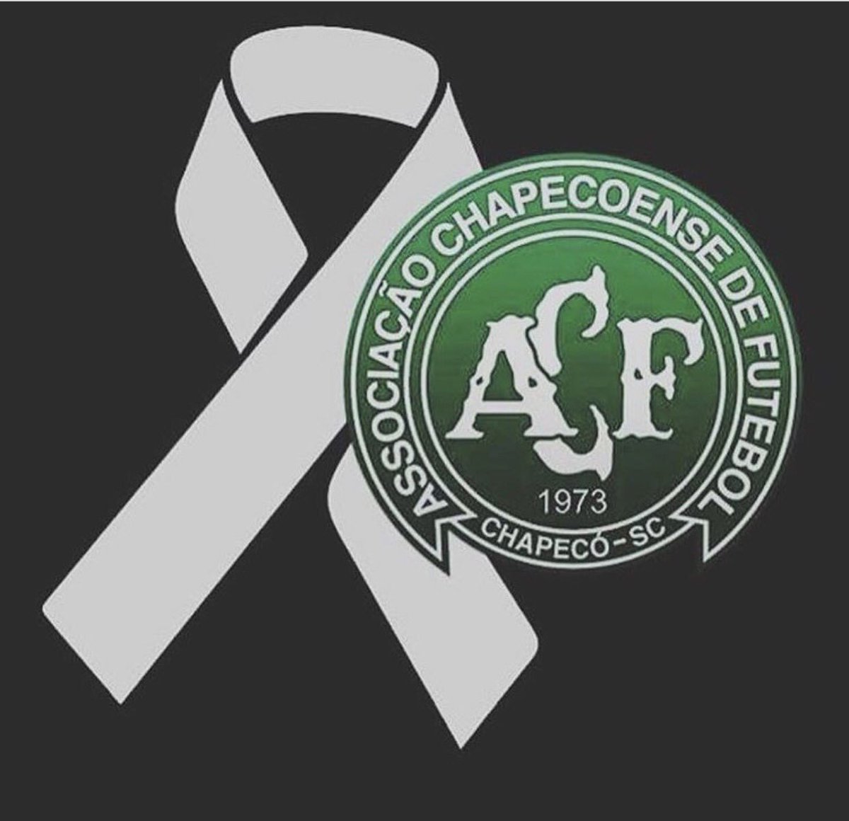 cesc4official's tweet photo. My thoughts and prayers go out to all the families affected by the terrible tragedy today in Colombia. @ChapecoenseReal #Prayforchapecoense https://t.co/8s5rwHTeKi