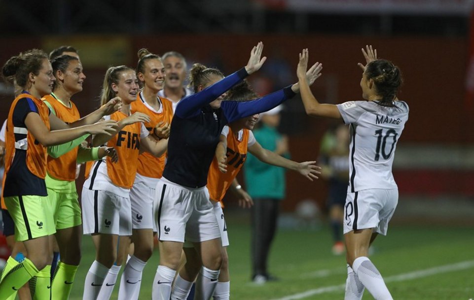 coeursdefoot's tweet image. La première buteuse du match, @ClaraMto qui laisse exprimer ses émotions après avoir délivré les Bleuettes ! #CDMU20