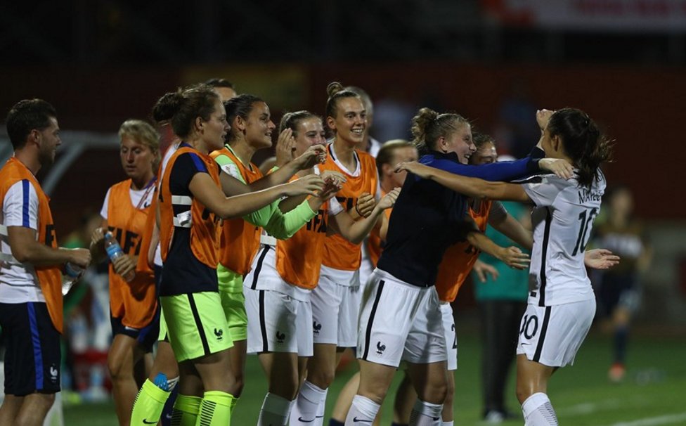 coeursdefoot's tweet image. La première buteuse du match, @ClaraMto qui laisse exprimer ses émotions après avoir délivré les Bleuettes ! #CDMU20