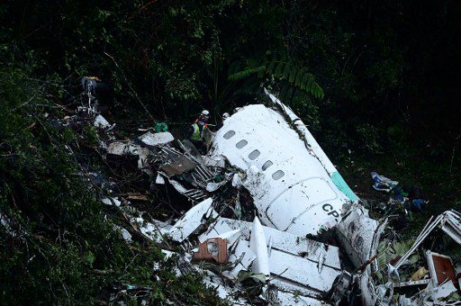 Telenoticias7's tweet photo. Tres días de luto en Brasil por tragedia aérea que diezmó al Chapecoense https://t.co/SvO3Cyj93D #TN7 https://t.co/ZczDMq2WBP