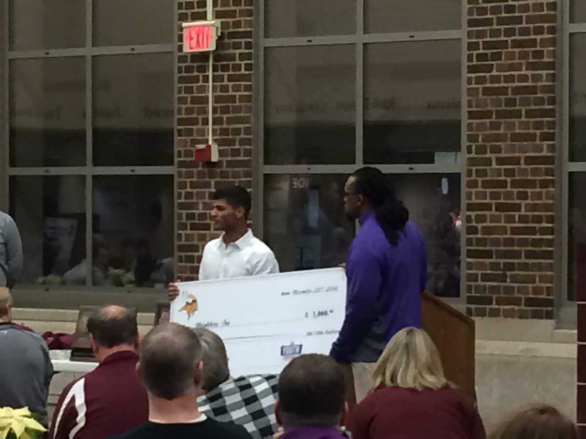 sspWEB's tweet photo. 1 Great to see former @sspWEB leader @MesfinTeklu5 receive award from @Vikings &amp; @56ejhenderson to recognize his community service https://t.co/bG734i0rr6