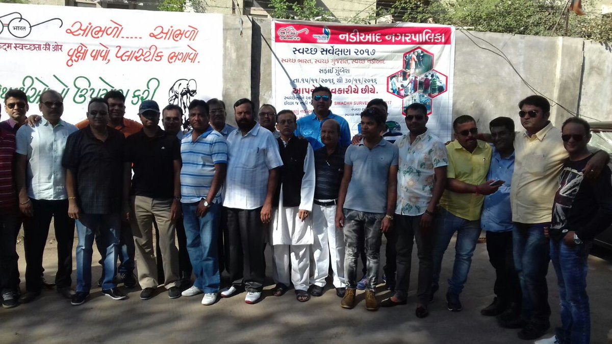NadiadMunicipa's tweet photo. Wall painting And group meeting to make area clean...#swachhbharat #mycleanindia https://t.co/M1EcPnYtP6