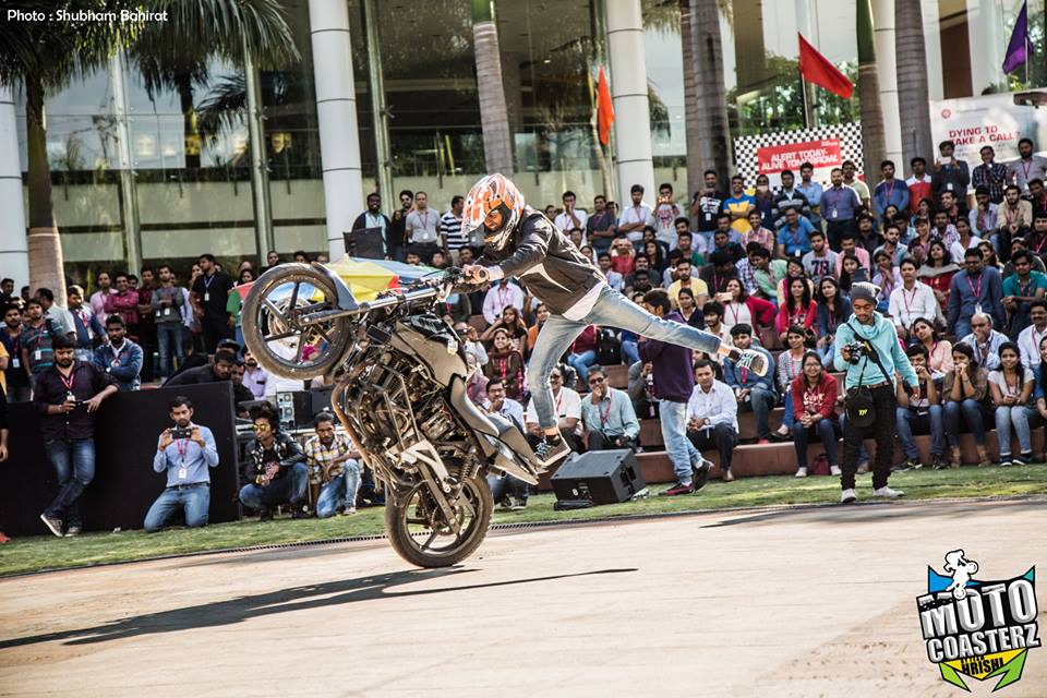 motocoasters's tweet photo. ITS NOT HOW MUCH WE HAVE, BUT HOW MUCH WE ENJOY MAKES HAPPINESS...!

A STILL FROM THE RECENT SHOW AY TECH-M PUNE

#stunts  #MOTOCOASTERS https://t.co/wPg76yYKx8