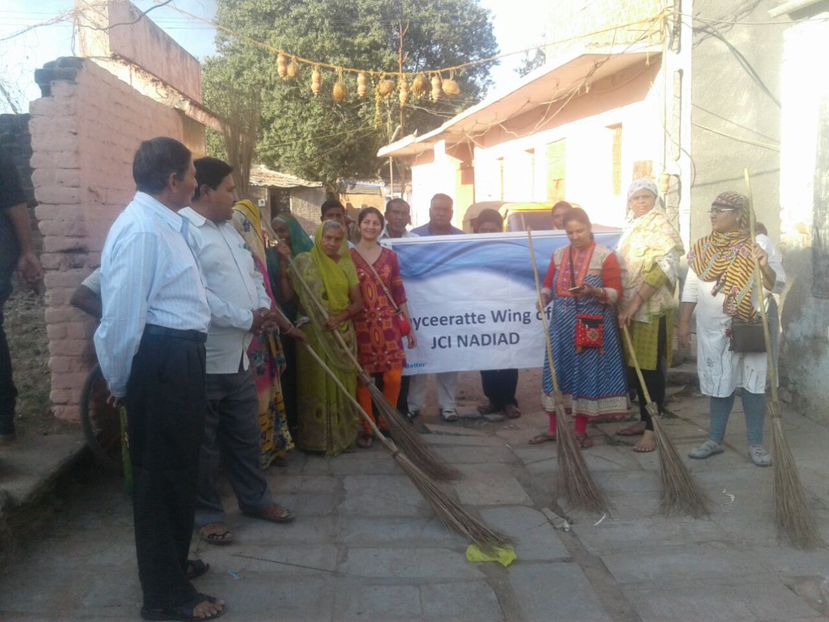 NadiadMunicipa's tweet photo. Swachh area...beautiful area.. cleaning with citizens n jaycee club members #swachhbharat #mycleanindia https://t.co/JoPLQkSdBa