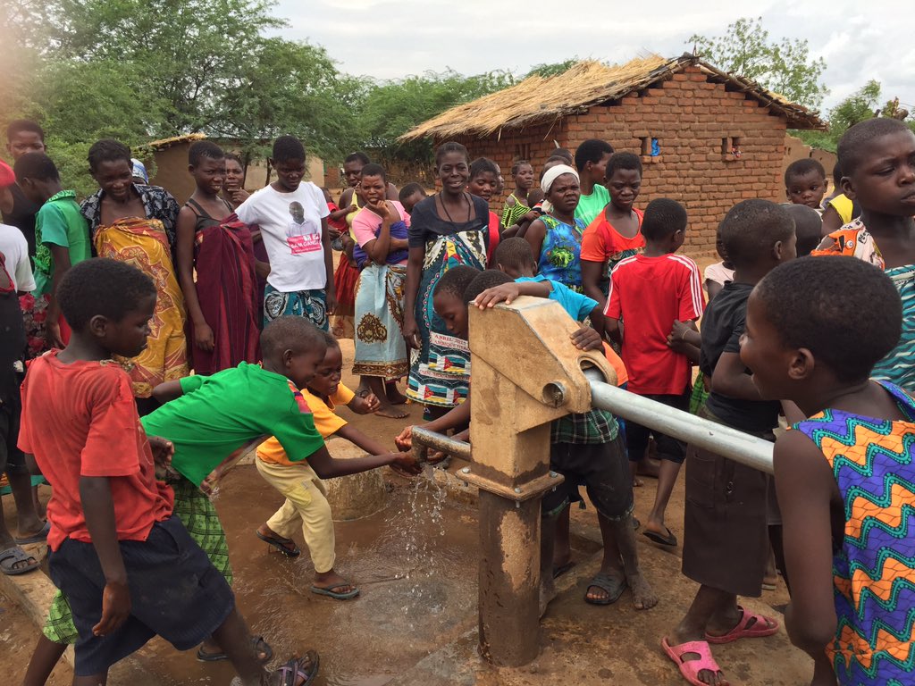 WorldDutyFree's tweet photo. For #GivingTuesday we’re celebrating our amazing @onedifference team who are in Malawi bringing clean water to 100s of people #OneInMalawi https://t.co/7zbIBD0rNI