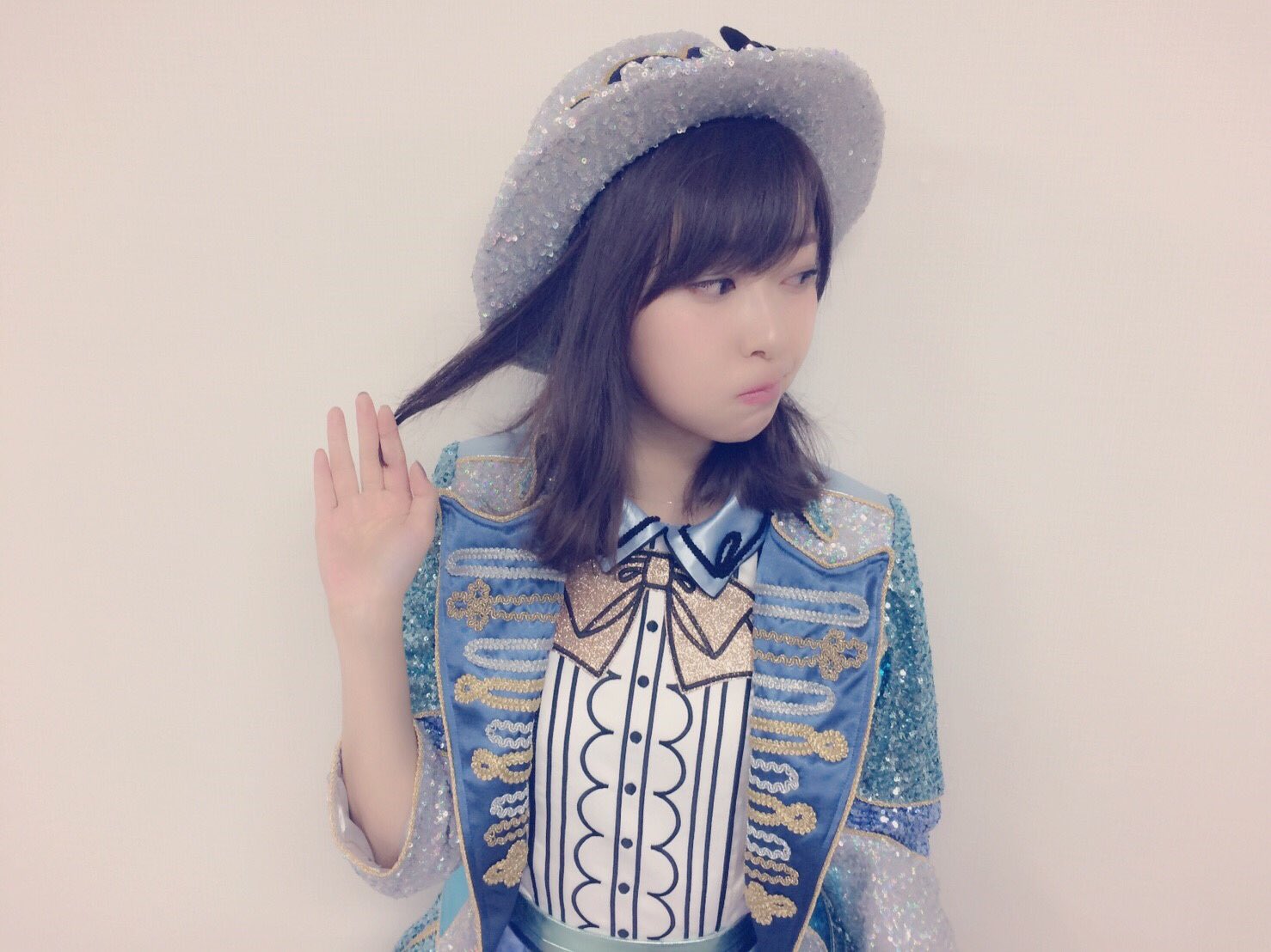 指原 莉乃 新衣装でした 写真撮ってもらう時 ポーズに困ると髪の毛触る癖があるみたいです ベストアーティスト T Co 09f7dsqwvx Twitter