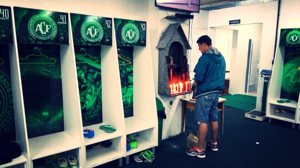 lI_Capitano's tweet image. "Son solo 22 tipos corriendo detrás de un balón".

Nunca más lo vuelvan a decir. #ForcaChapecoense