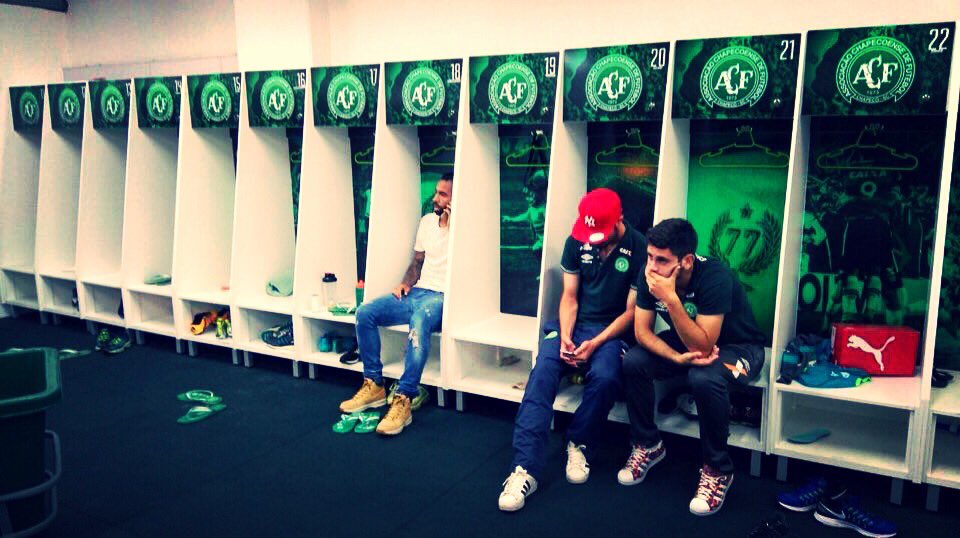 lI_Capitano's tweet image. "Son solo 22 tipos corriendo detrás de un balón".

Nunca más lo vuelvan a decir. #ForcaChapecoense