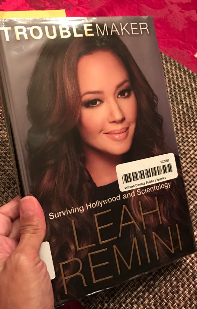 8My8love8's tweet photo. #Currentlyreading #Goodread #ilikeit #thankyou #legwarmers #lol @LeahRemini https://t.co/EJLH7NmEkg