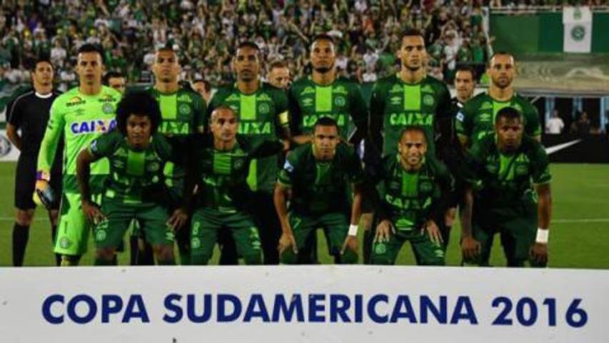 MercaGol's tweet photo. No tengo palabras para describir la profunda tristeza que siento por el caso Chapecoense . El cielo se lleva un equipazo. #ForcaChapecoense https://t.co/hLuynYyyZq