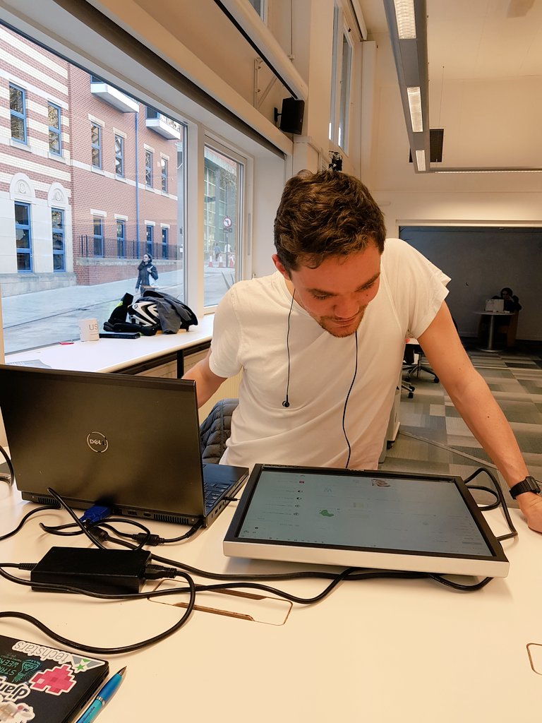 SamanthaJDeakin's tweet photo. Check out this of the moment technology in use at Evolve. Lol. Apparently it's 'doing it's job' though cc @exyouk #secondscreen https://t.co/fYjIWh3BhV